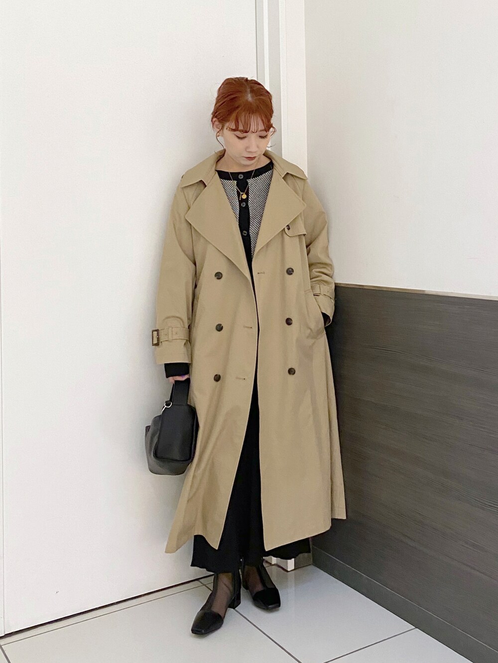 「ワンピース、ワンピーススタイル、ニットワンピース、トレンチコート、ベージュ、シンプルコーデ、大人カジュアル、大人女子、きれいめカジュアル、低身長、フォーマル、春コーデ、春、ローリーズファーム(LOWRYS FARM)、ローリーズファーム公認インフルエンサー」｜「LOWRYS FARMの柔らか軽いハンドバッグ　260587（ショルダーバッグ、ブラック系）」を使った、hitomiさん（レディース・155cm）の春コーディネートの2枚目の写真