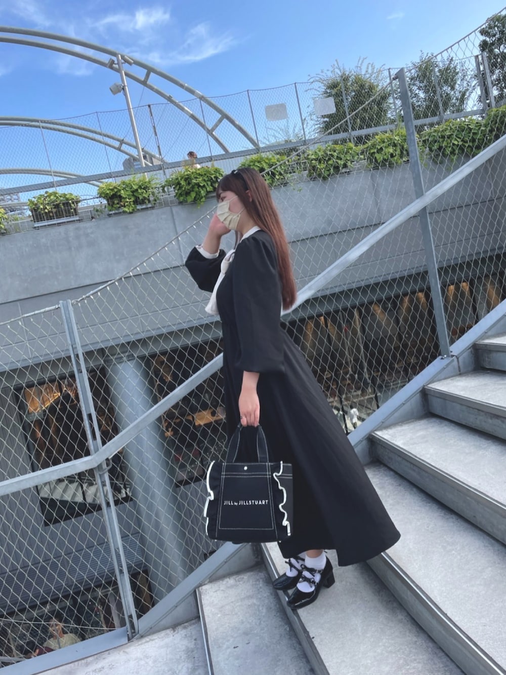 「おしゃれさんと繋がりたい、低身長、ワンピーススタイル、低身長コーデ、低身長女子、ワンピース、ワンピースコーデ、カチューシャ、夏、アプレジュール、JILLSTUART、ブラック、ブラックコーデ、ロングワンピース、モノトーンコーデ」｜「apres jourのボウタイワンピース【ZOZOTOWN限定アイテム】（ワンピース、ブラック系）」を使った、yuika0325さん（レディース・151cm）の夏コーディネートの2枚目の写真