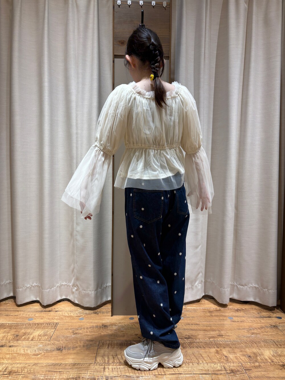 「花刺繍パンツ、低身長女子、チュールトップス」｜「ehka sopoのアイテム（デニムパンツ、ブルー系）」を使った、まなみさん（レディース・149cm）の春コーディネートの2枚目の写真