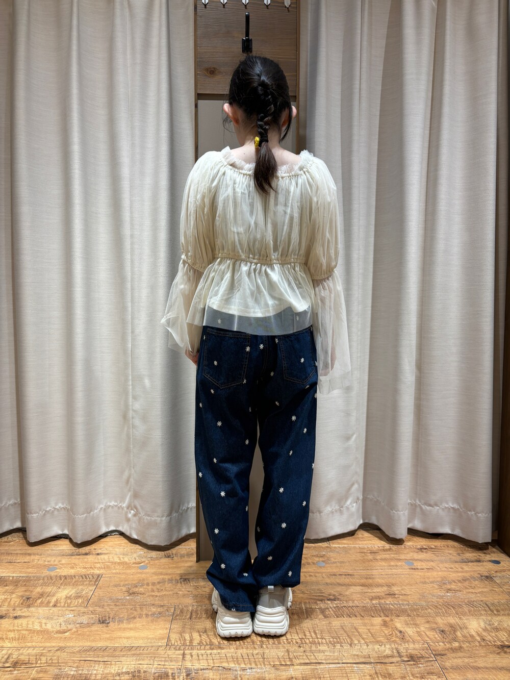 「花刺繍パンツ、低身長女子、チュールトップス」｜「ehka sopoのアイテム（デニムパンツ、ブルー系）」を使った、まなみさん（レディース・149cm）の春コーディネートの3枚目の写真