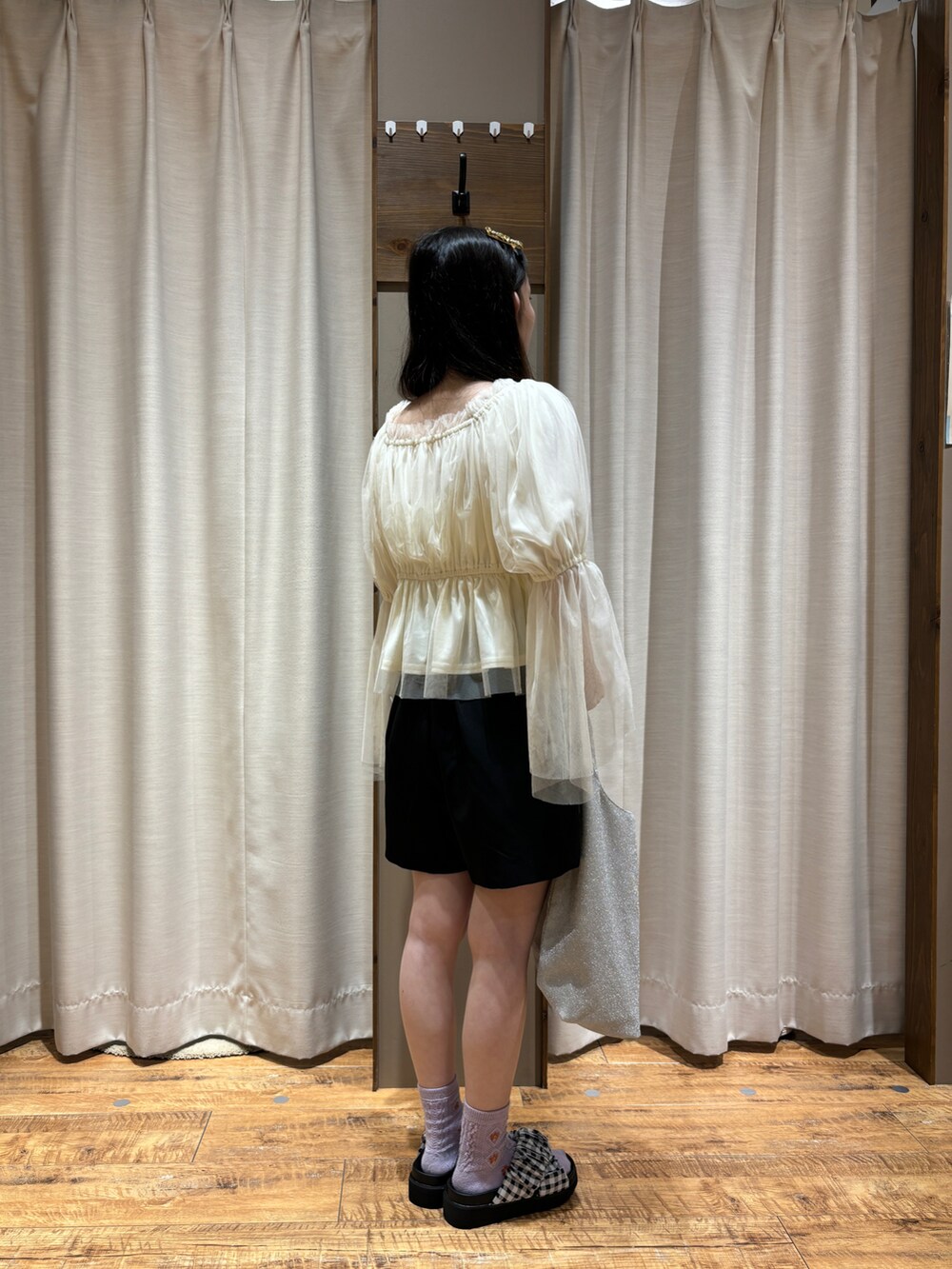 「低身長女子、ショートパンツコーデ、お出かけスタイル」｜「ehka sopoのアイテム（サンダル、ブラック系）」を使った、まなみさん（レディース・149cm）の春コーディネートの2枚目の写真