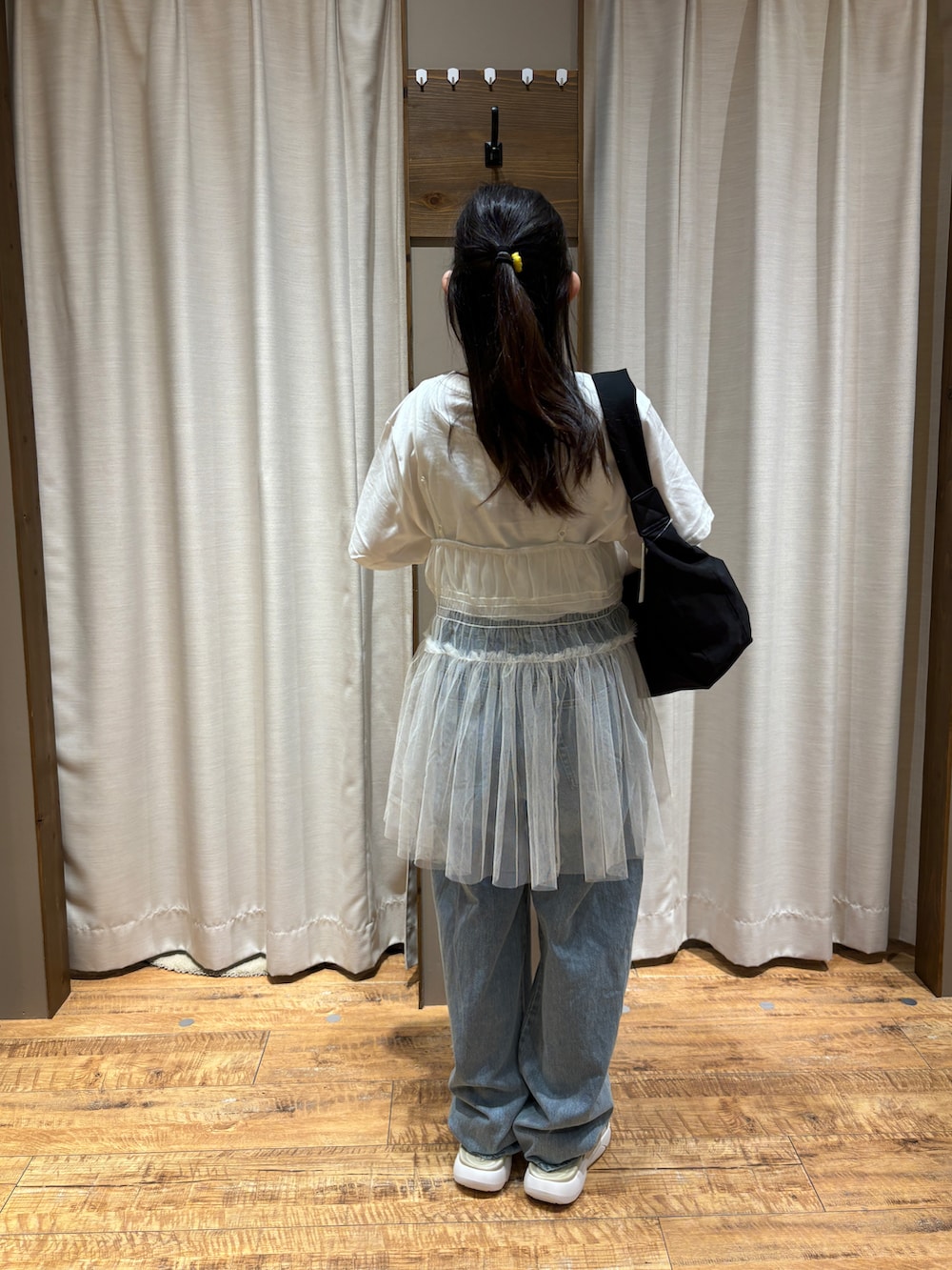 「ロゴT、デニムパンツスタイル、通学コーデ」｜「SM2のアイテム（サンダル、ベージュ系）」を使った、まなみさん（レディース・149cm）の春コーディネートの2枚目の写真