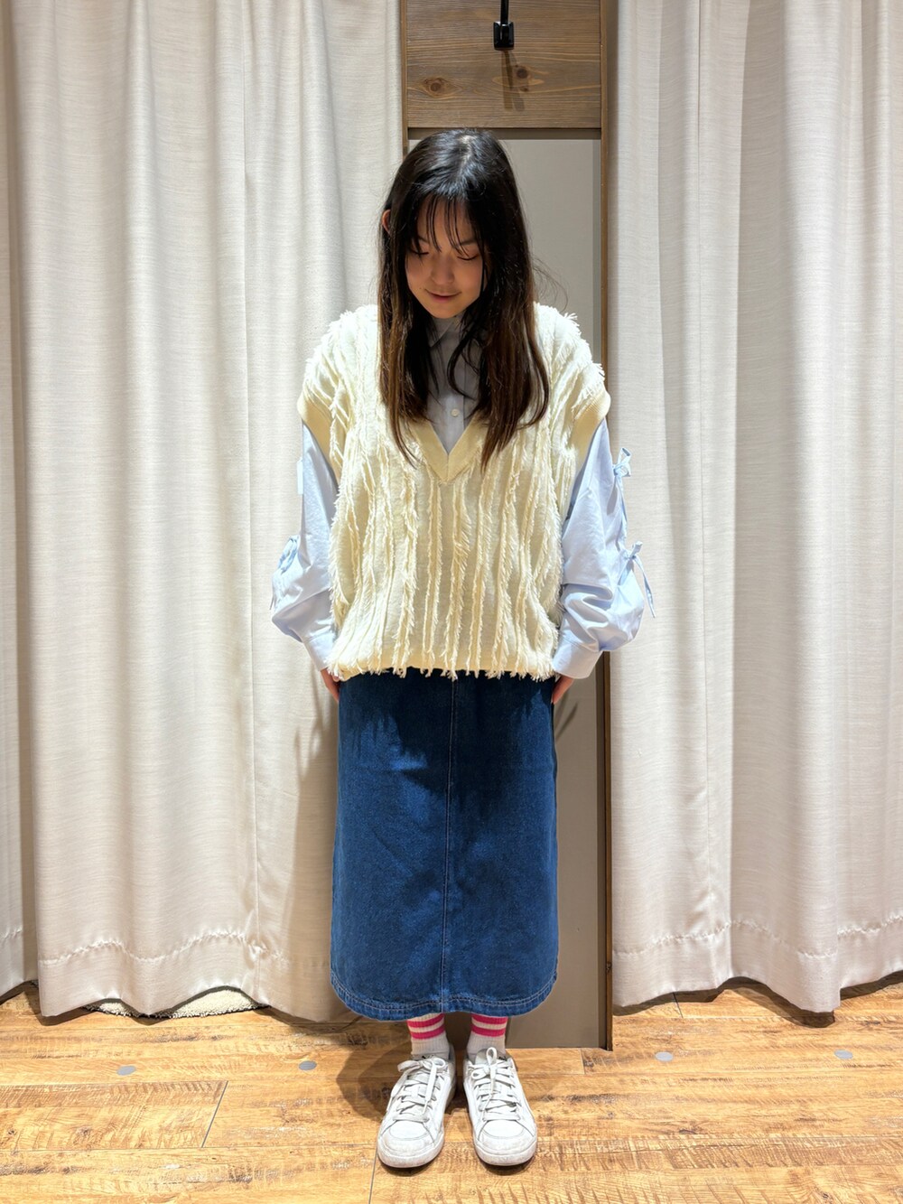 「春服、低身長女子、リボンシャツ」｜「ehka sopoのアイテム（デニムスカート、ブルー系）」を使った、まなみさん（レディース・149cm）の春コーディネートの2枚目の写真