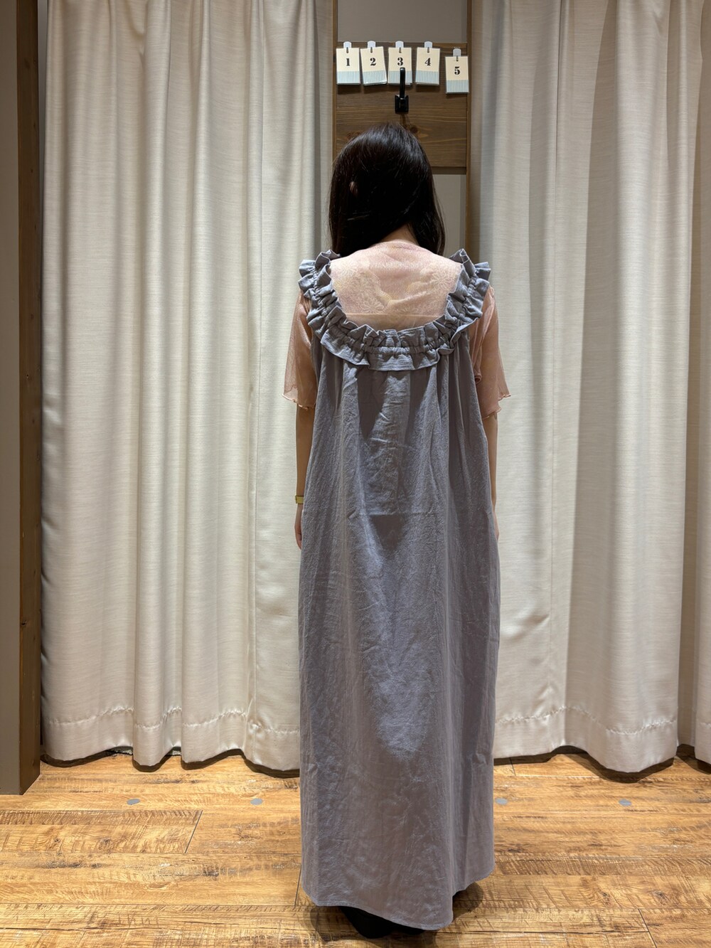 「ehka sopoの前後2WAYフリルワンピース（ワンピース、グレー系）」を使った、まなみさん（レディース・149cm）の夏コーディネートの2枚目の写真