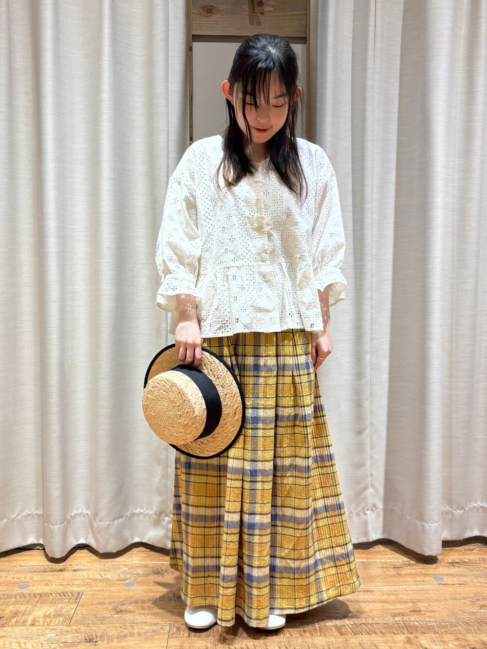 「初夏コーデ、休日スタイル、おでかけコーデ、低身長女子」｜「SM2のアイテム（ジャケット/アウター、ホワイト系）」を使った、まなみさん（レディース・149cm）の春コーディネートの2枚目の写真