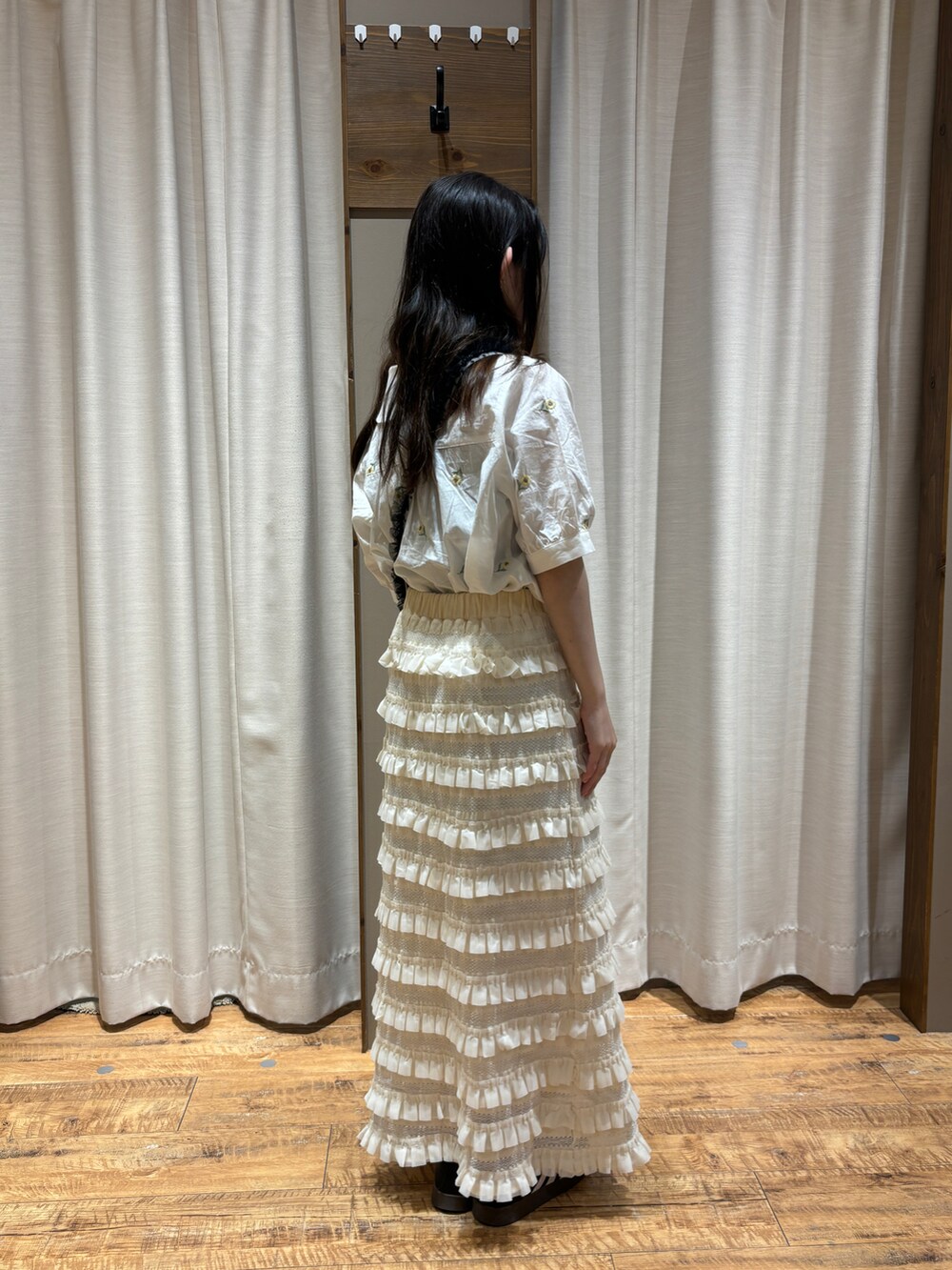 「ehka sopoのアイテム（スカート、ホワイト系）」を使った、まなみさん（レディース・149cm）の春コーディネートの2枚目の写真