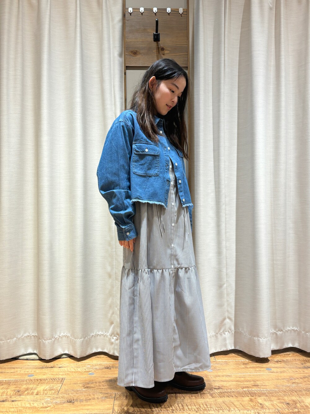 「春のNewスタイル、低身長コーデ、可愛いカジュアル」｜「ehka sopoのデニムショート丈シャツ（シャツ/ブラウス、ブルー系）」を使った、まなみさん（レディース・149cm）の春コーディネートの2枚目の写真