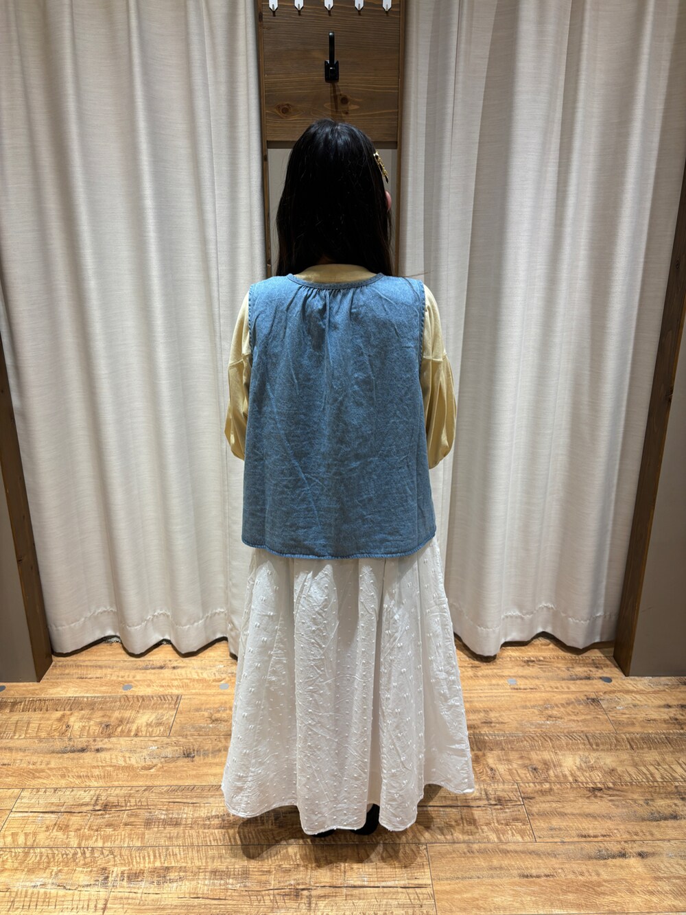 「夏コーディネート、ベスト×Tシャツ、白スカート」｜「SM2のアイテム（スカート、ホワイト系）」を使った、まなみさん（レディース・149cm）の春コーディネートの3枚目の写真