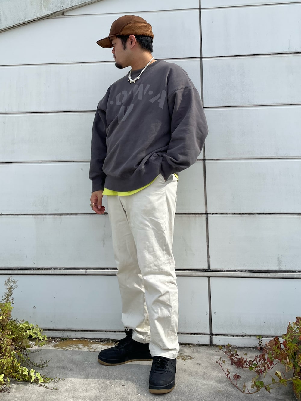 「スニーカー、NIKE、キャップ、スラックス、冬コーデ、モノトーン、大人カジュアル、ブラウン、ネオンカラー、白パンツ、きれいめカジュアル、秋服、ストリートMIX、今日のコーデ、フライトキャップ」｜「OVERRIDEのOVERRIDE MOUTON TOUCH EARFLAP CAP（キャップ、ブラウン系）」を使った、こがちゃんさん（メンズ・175cm）の秋コーディネートの3枚目の写真