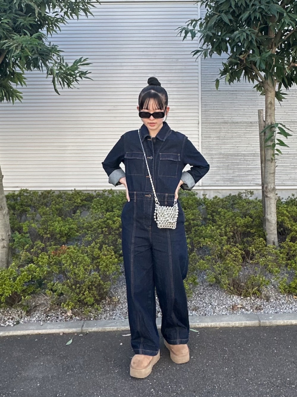 「秋服コーデ、デニム、つなぎ、moussy、SHAGGIE、UGG、リラックススタイル、ミニバッグ、公園、アウトドアスタイル、ムートンブーツ、ラフ、きれいめカジュアル、厚底ブーツ、ブーツスタイル」｜「MOUSSYのアイテム（つなぎ/オールインワン、ブルー系）」を使った、YUUNAさん（レディース・157cm）の秋コーディネートの2枚目の写真