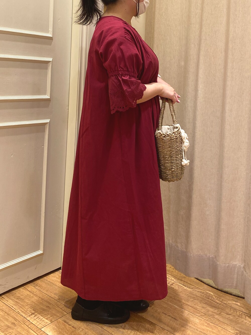 「夏コーデ、低身長、低身長コーデ、ワンピース、大人ガーリー、ロングワンピース、かごバッグ、赤、サマンサ モスモス(Samansa Mos2)、SM2」|「Samansa Mos2の袖口レースワンピース(ワンピース、レッド系)」を使った、たかはしりなさん(レディース・154cm)の春コーディネートの2枚目の写真