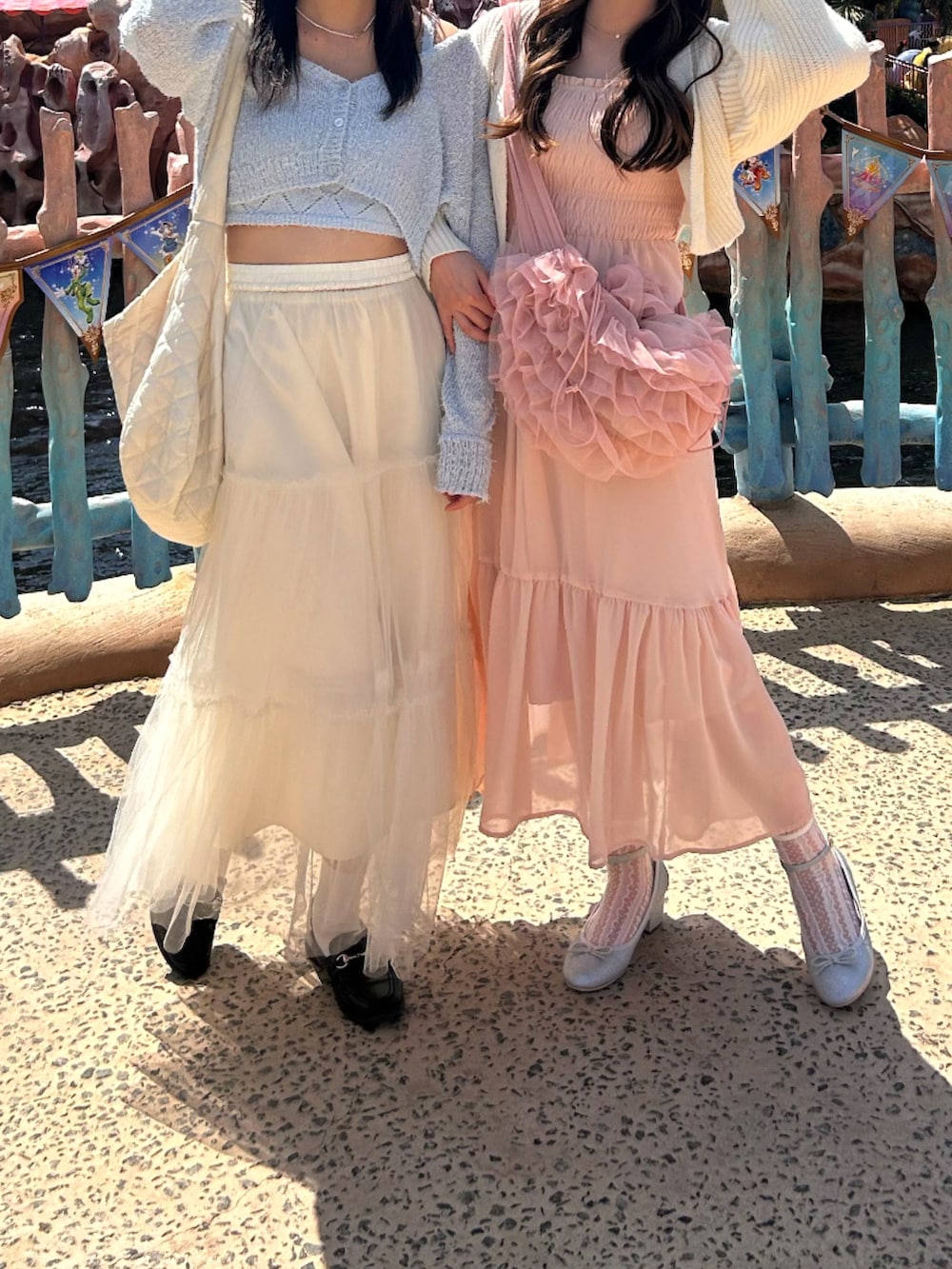 「ディズニーコーデ、ディズニーシーコーデ、ピンクコーデ、ピンクと白、ガーリーコーデ、カジュアルガーリー、ワンピース、ワンピースコーデ」｜「dazzlinのチュールリボンBAG（ショルダーバッグ、ピンク系）」を使った、aoiさん（骨格ストレート・レディース・157cm）の夏コーディネートの3枚目の写真
