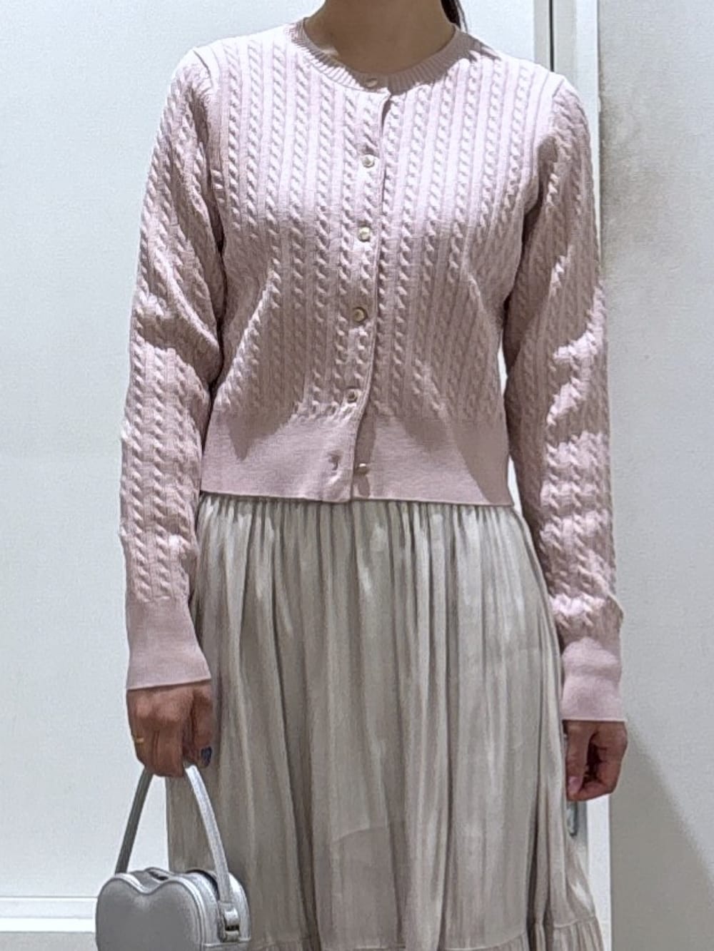 ホワイト系のスカート、ピンク系のニット/セーターを着用したレディースの冬コーディネートの3枚目の写真