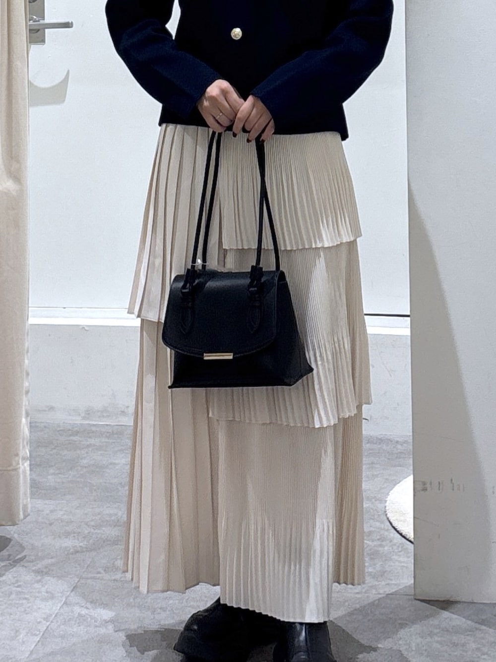 ホワイト系のスカートを着用したレディースの冬コーディネートの3枚目の写真