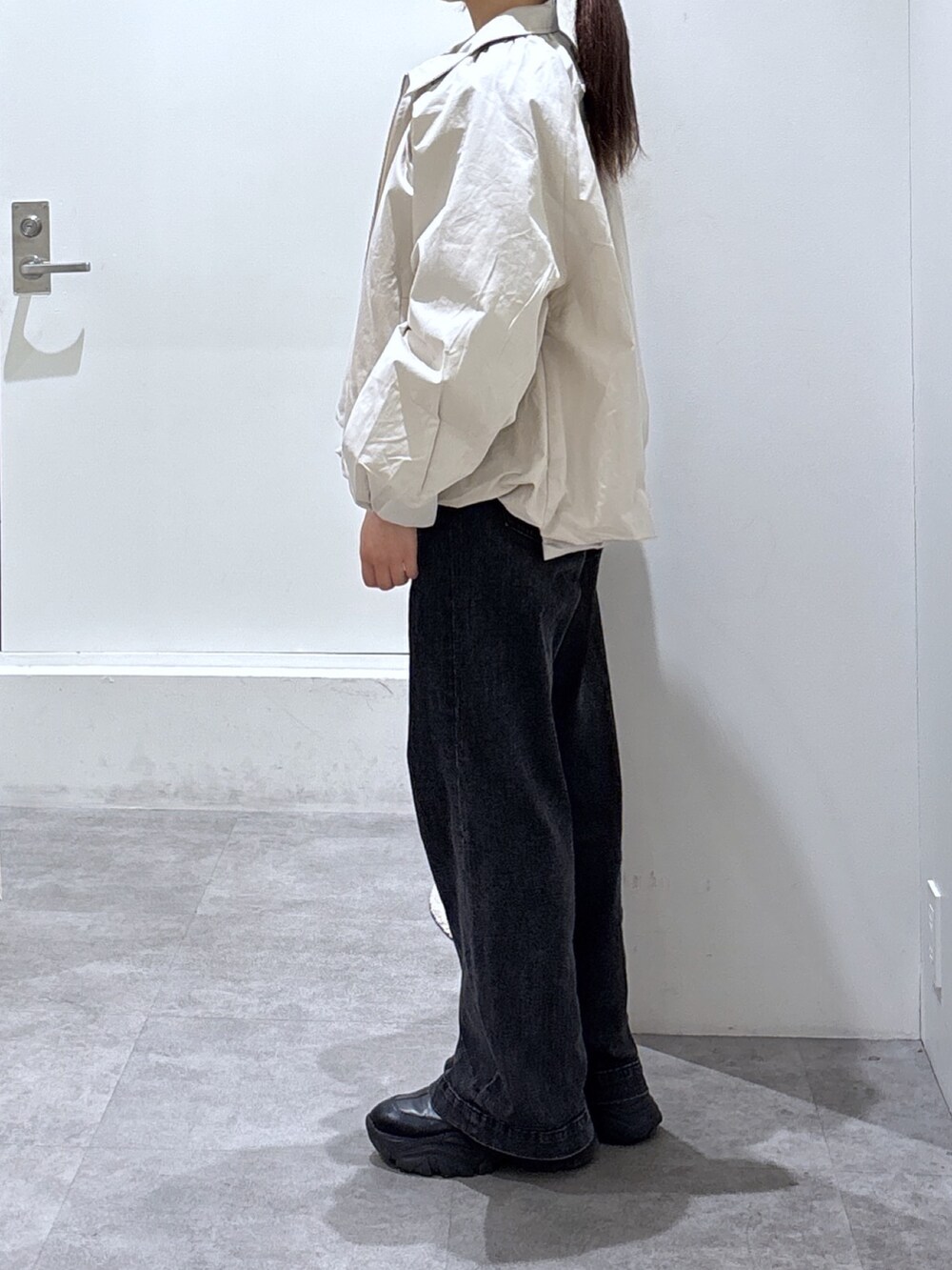 ブラック系のデニムパンツ、ブルー系のTシャツ/カットソーを着用したレディースの冬コーディネートの5枚目の写真