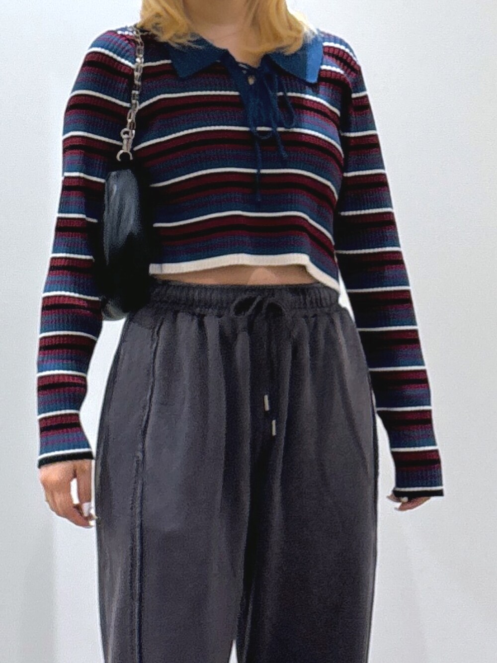 グレー系のスウェットパンツ、ブルー系のニット/セーターを着用したレディースの秋コーディネートの2枚目の写真