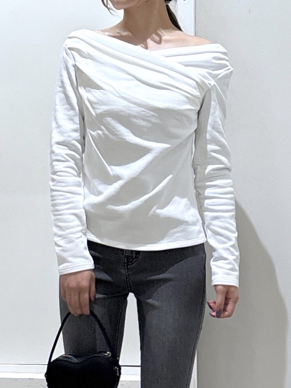 ホワイト系のTシャツ/カットソー、ブラック系のデニムパンツを着用したレディースの冬コーディネートの4枚目の写真