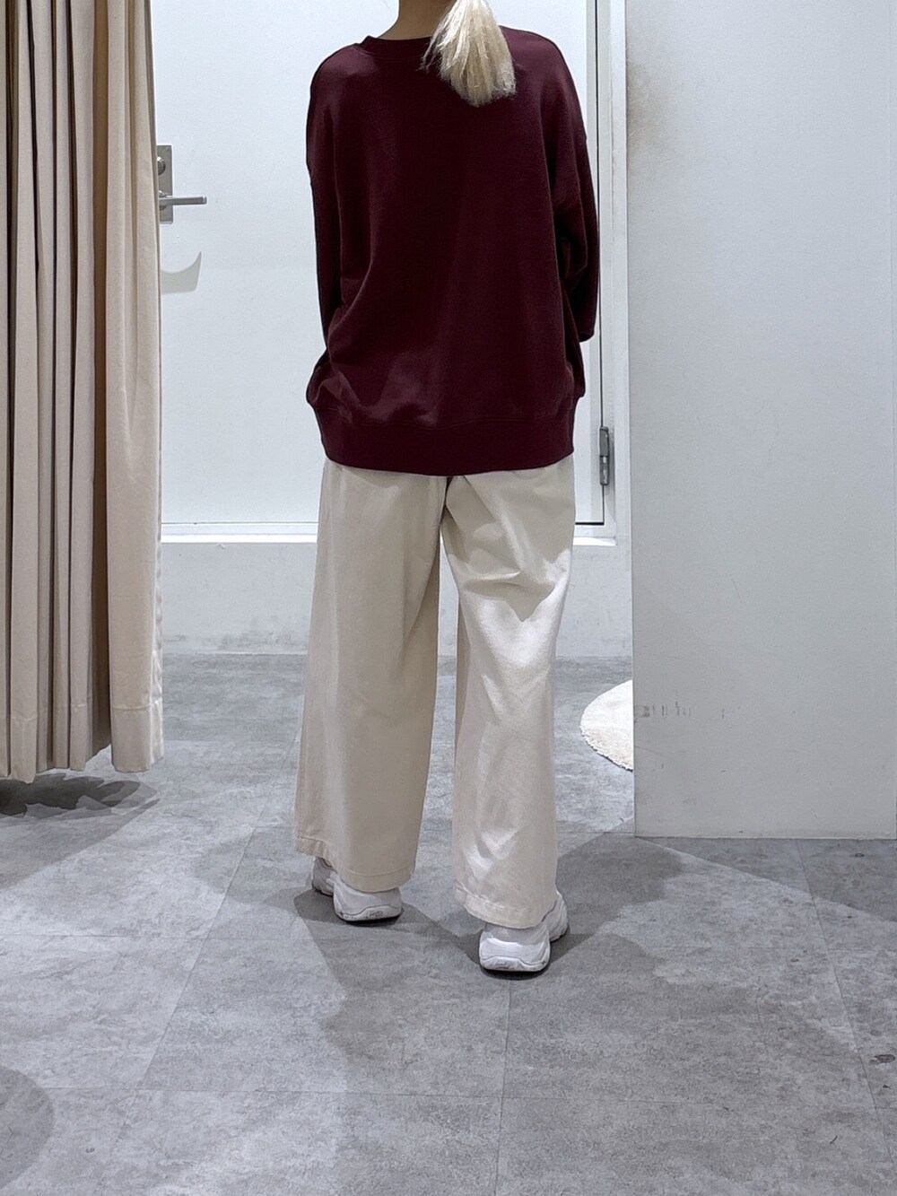 ブラック系のショルダーバッグを着用したレディースの秋コーディネートの3枚目の写真