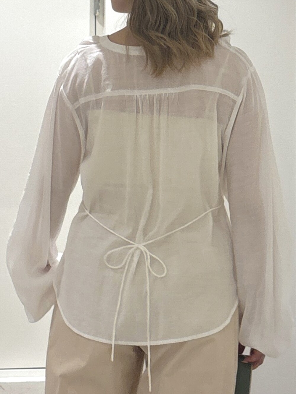 ホワイト系のシャツ/ブラウス、ホワイト系のショルダーバッグ、ホワイト系のキャミソールを着用したレディースの夏コーディネートの4枚目の写真