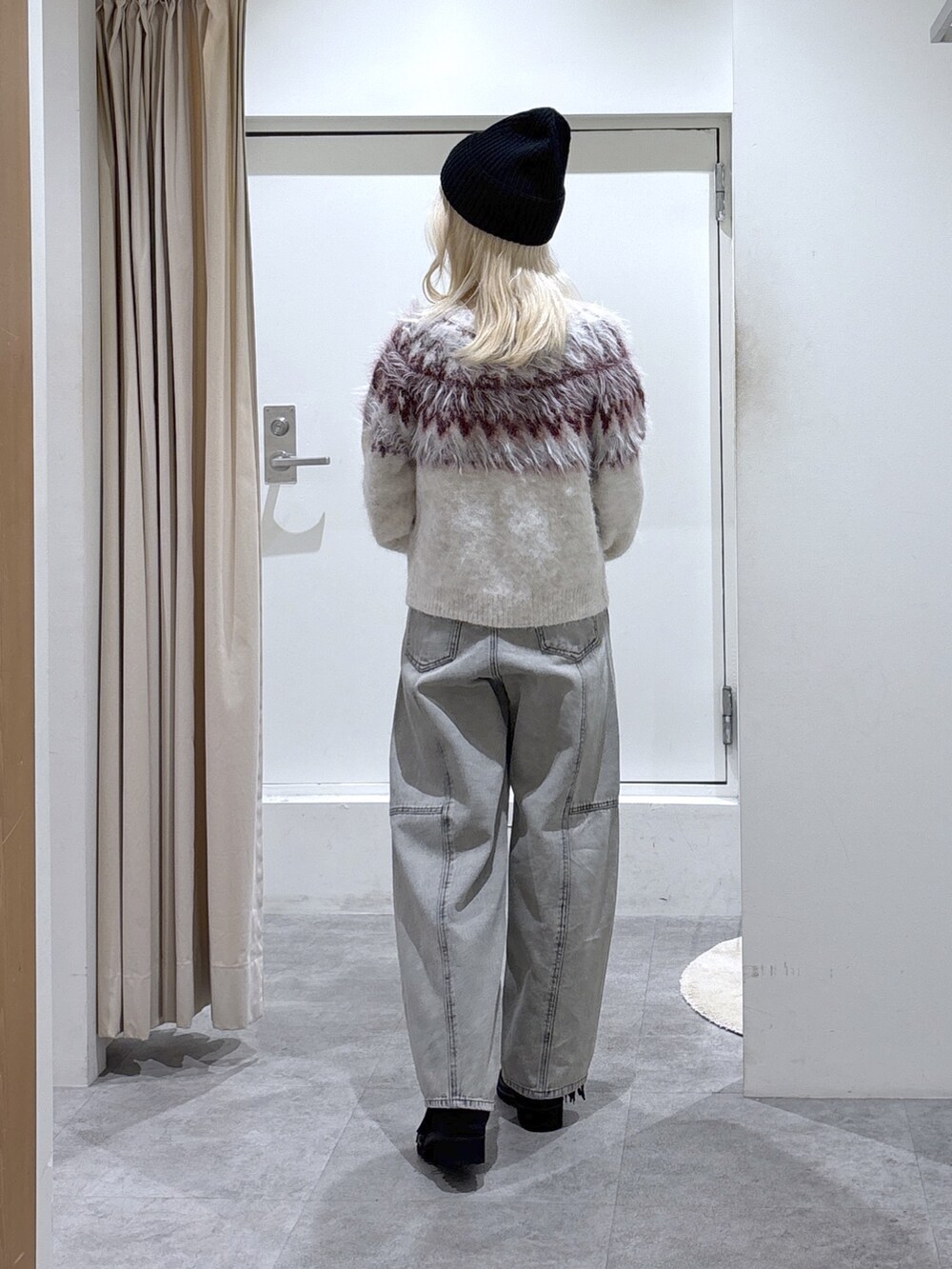 ホワイト系のニット/セーター、グレー系のデニムパンツを着用したレディースの秋コーディネートの2枚目の写真