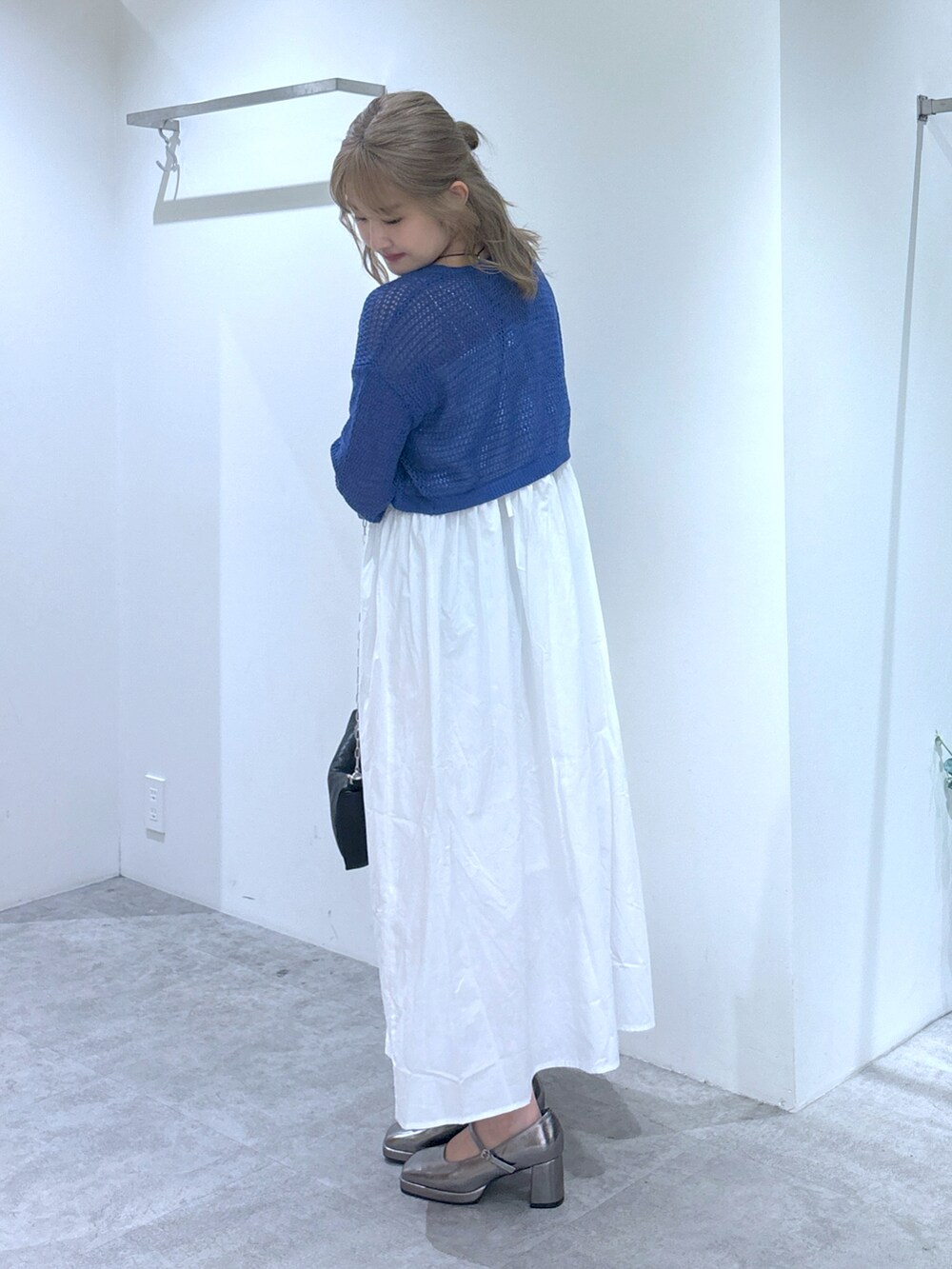 ブルー系のカーディガン/ボレロ、ブラック系のハンドバッグ、ホワイト系のワンピースを着用したレディースの夏コーディネートの5枚目の写真