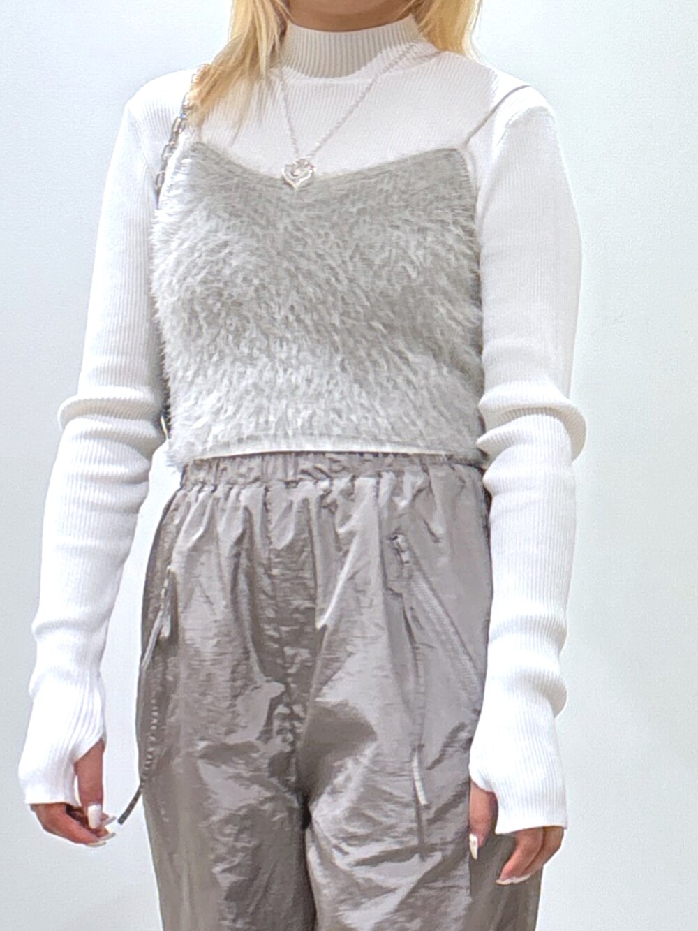 グレー系のキャミソール、グレー系のその他パンツ、グレー系のブーツを着用したレディースの秋コーディネートの2枚目の写真