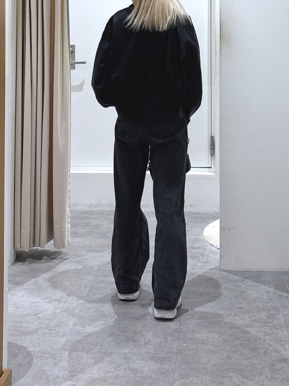 グレー系のTシャツ/カットソー、ブラック系のデニムパンツ、ブラック系のブルゾンを着用したレディースの秋コーディネートの2枚目の写真