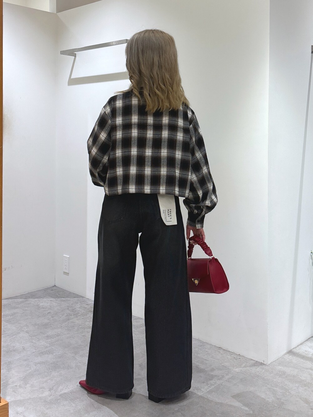 ブラック系のシャツ/ブラウス、ブラック系のデニムパンツ、レッド系のパンプスを着用したレディースの夏コーディネートの4枚目の写真