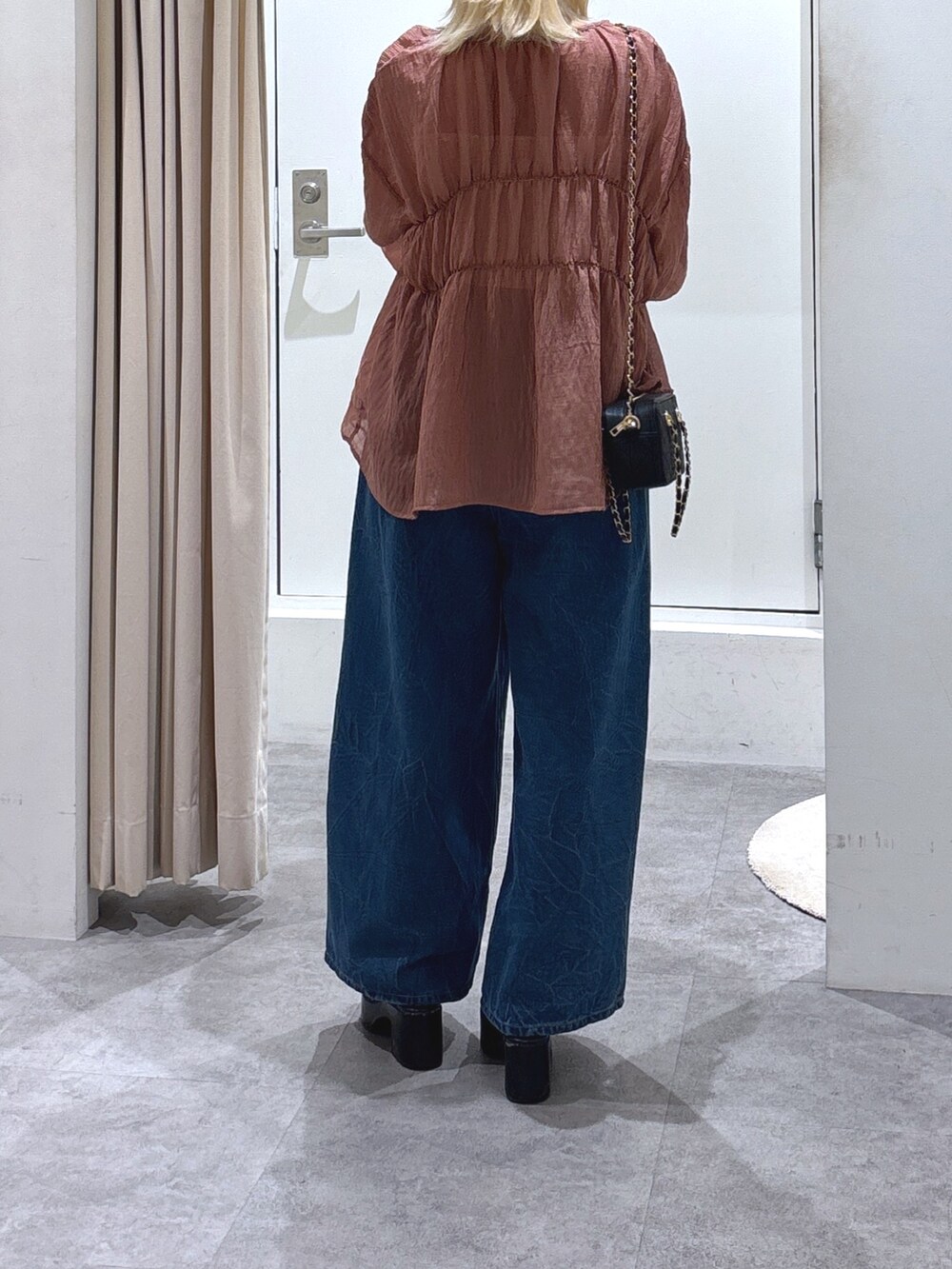 ブラウン系のシャツ/ブラウス、ホワイト系のキャミソールを着用したレディースの夏コーディネートの5枚目の写真