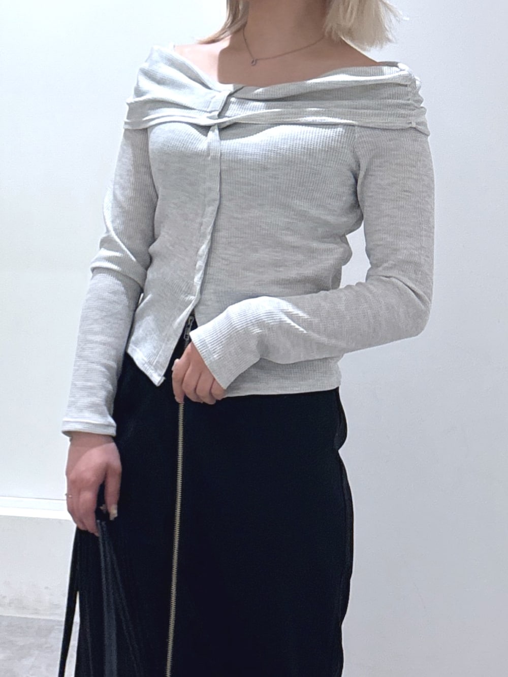 ホワイト系のTシャツ/カットソー、ブラック系のスカート、ブラック系のショルダーバッグを着用したレディースの春コーディネートの2枚目の写真