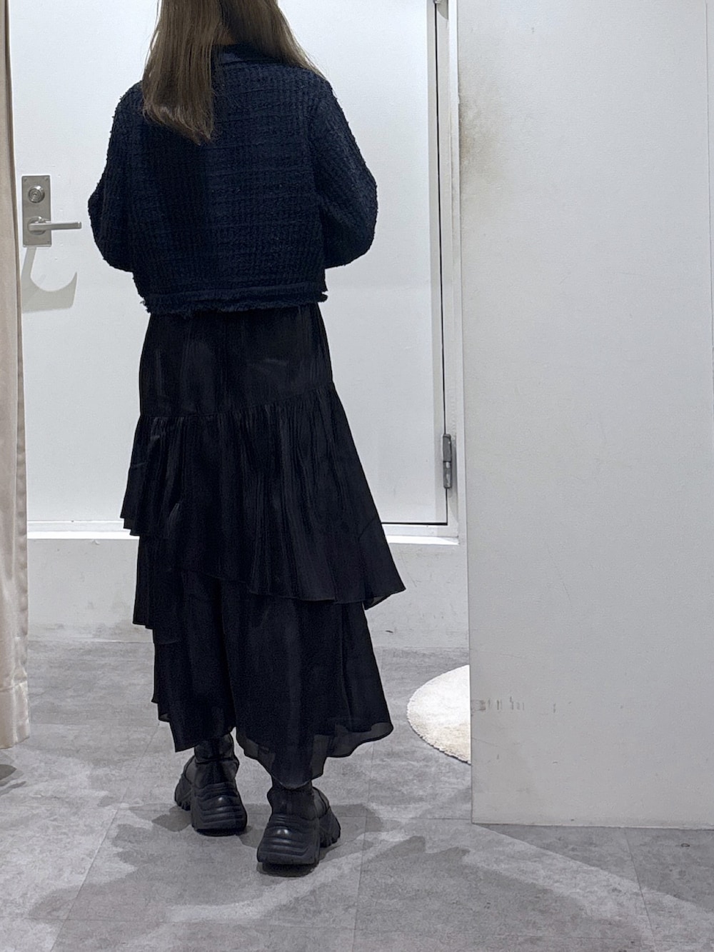 ブラック系のスカート、ブルー系のニット/セーターを着用したレディースの冬コーディネートの5枚目の写真