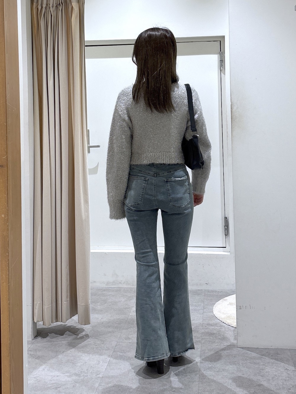 ブルー系のデニムパンツ、グレー系のニット/セーターを着用したレディースの冬コーディネートの3枚目の写真