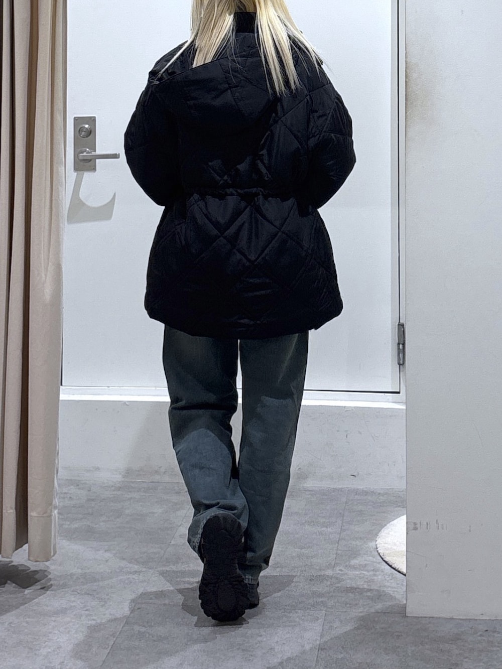 ブラック系のその他アウター、ブルー系のデニムパンツを着用したレディースの秋コーディネートの4枚目の写真