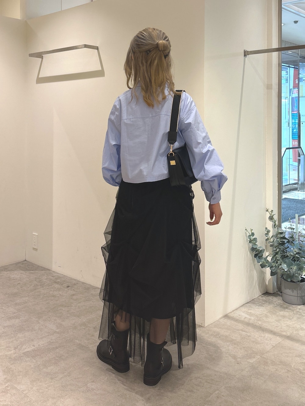 ブルー系のシャツ/ブラウス、ブラック系のスカート、ブラック系のタンクトップを着用したレディースの夏コーディネートの5枚目の写真