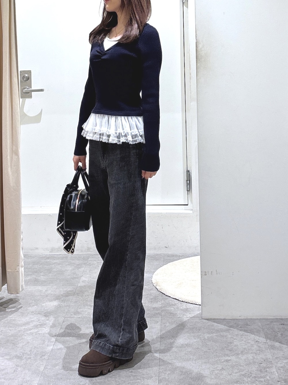 ブラック系のデニムパンツ、ブルー系のニット/セーターを着用したレディースの冬コーディネートの3枚目の写真