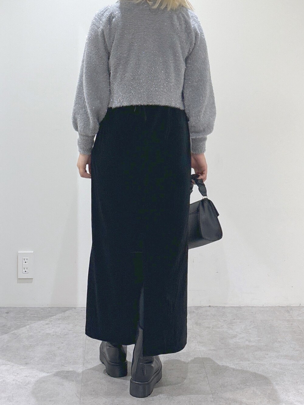 グレー系のカーディガン/ボレロ、ブラック系のワンピース、ブラック系のブーツを着用したレディースの秋コーディネートの5枚目の写真