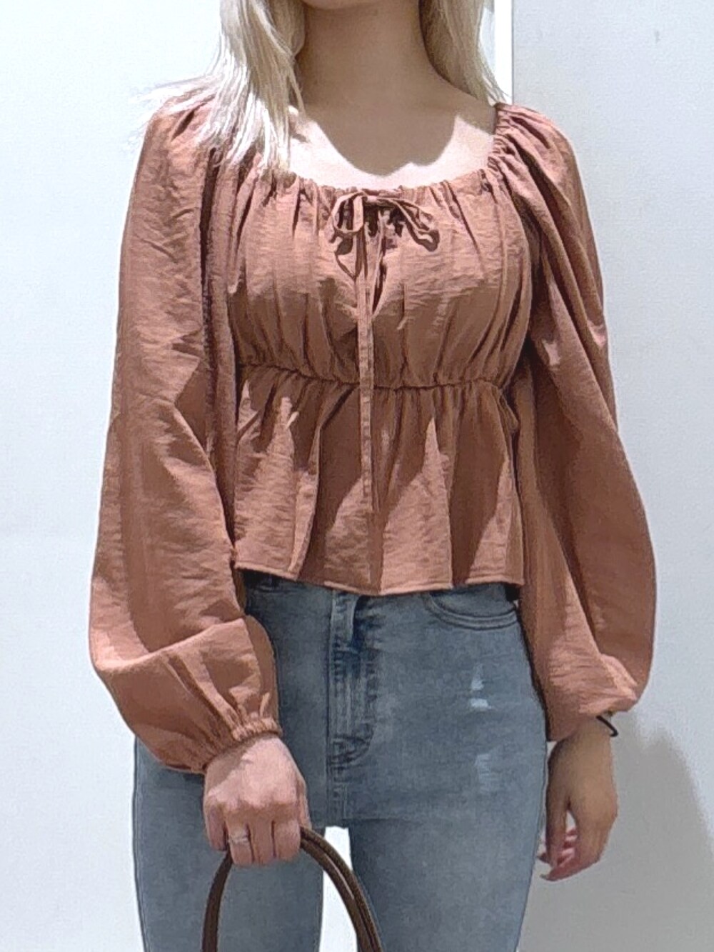 ブラウン系のシャツ/ブラウス、ブルー系のデニムパンツを着用したレディースの秋コーディネートの2枚目の写真