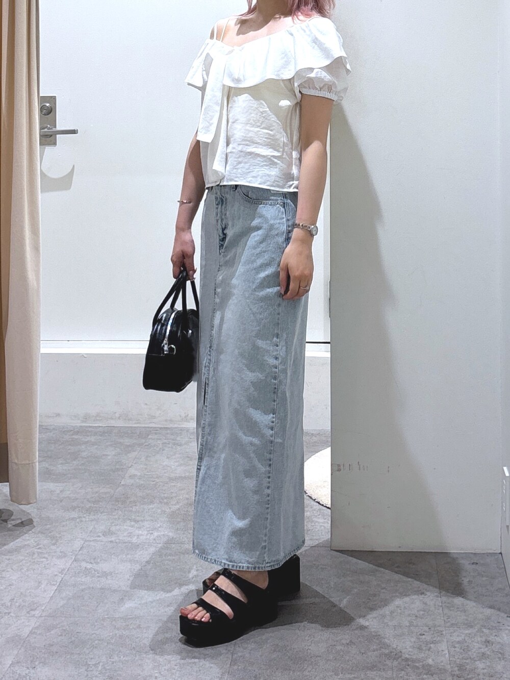 ホワイト系のシャツ/ブラウス、ブルー系のデニムスカートを着用したレディースの夏コーディネートの3枚目の写真