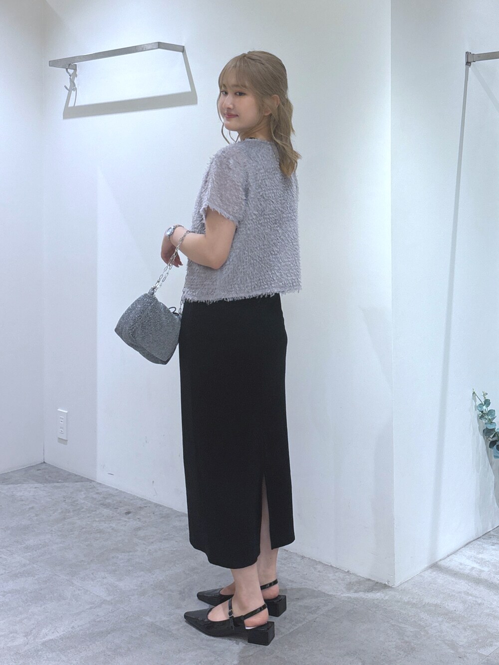 グレー系のシャツ/ブラウス、ブラック系のワンピース、ブラック系のバレエシューズを着用したレディースの夏コーディネートの3枚目の写真