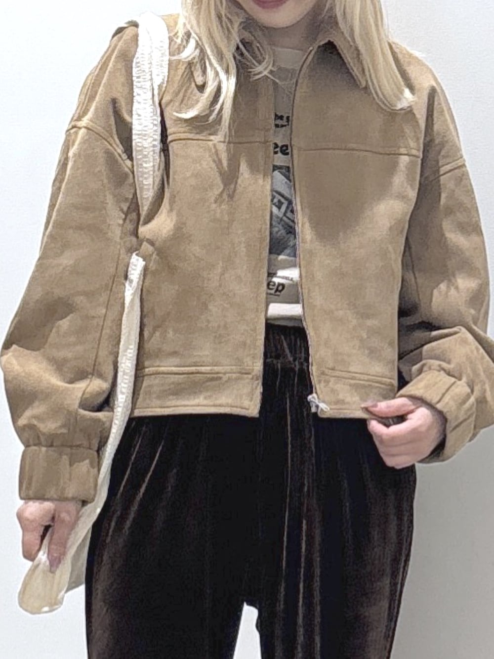 ベージュ系のブルゾン、ベージュ系のTシャツ/カットソー、ブラウン系のその他パンツを着用したレディースの秋コーディネートの2枚目の写真