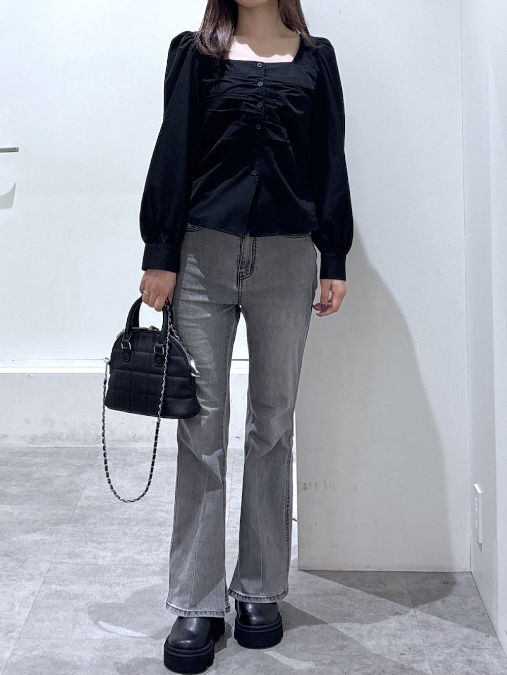 ブラック系のトートバッグ、ブラック系のデニムパンツ、ブラック系のシャツ/ブラウスを着用したレディースの冬コーディネートの3枚目の写真