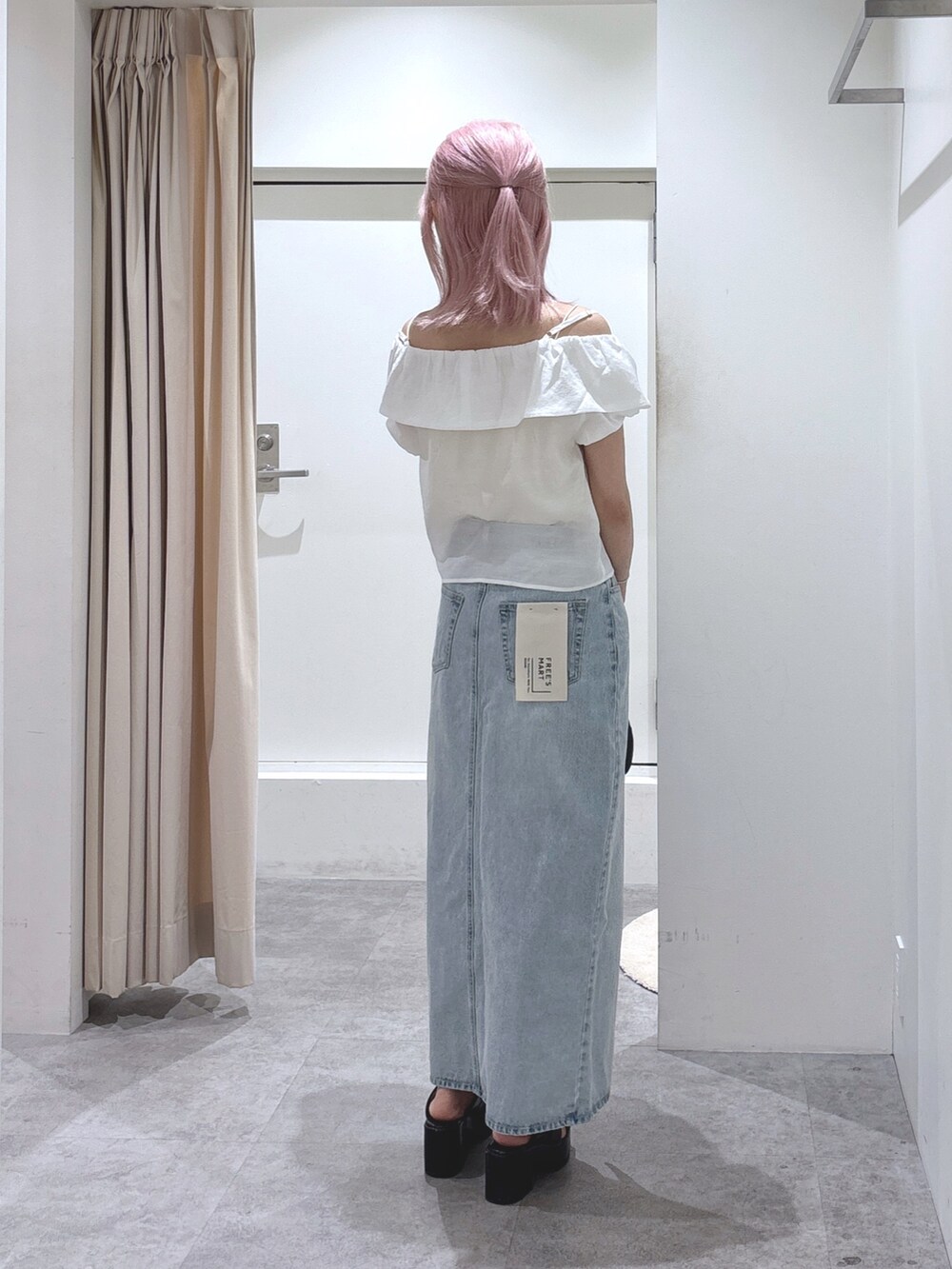 ホワイト系のシャツ/ブラウス、ブルー系のデニムスカートを着用したレディースの夏コーディネートの4枚目の写真