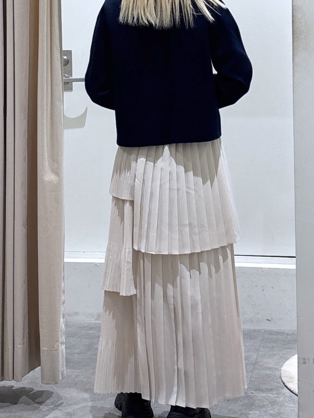 ホワイト系のスカートを着用したレディースの冬コーディネートの4枚目の写真