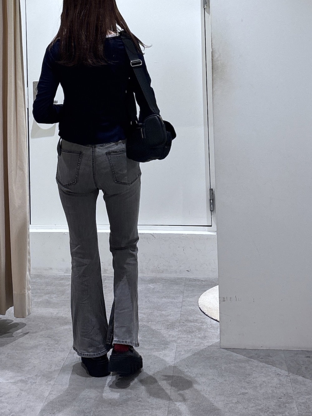 ブルー系のTシャツ/カットソー、ブラック系のデニムパンツを着用したレディースの冬コーディネートの4枚目の写真