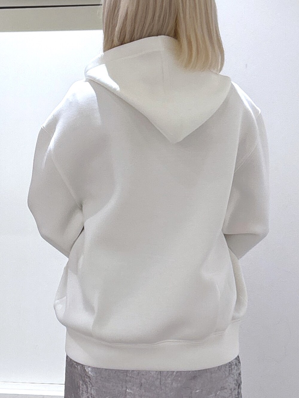 シルバー系のスカート、ピンク系のTシャツ/カットソー、グレー系のハンドバッグを着用したレディースの冬コーディネートの5枚目の写真