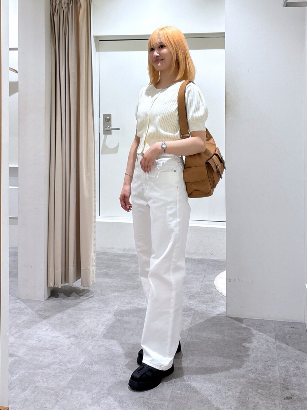 ホワイト系のデニムパンツ、ホワイト系のTシャツ/カットソーを着用したレディースの春コーディネートの2枚目の写真