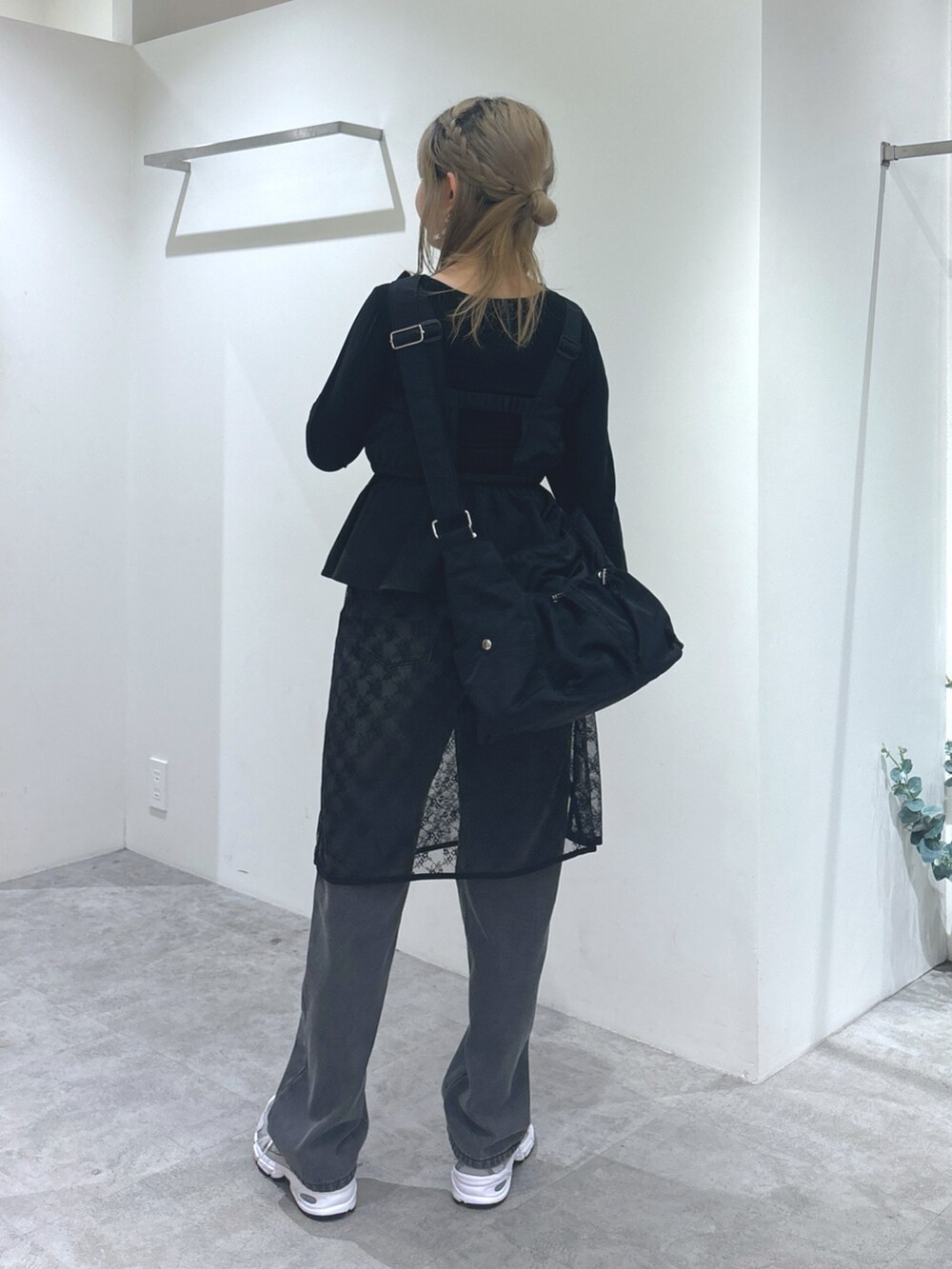 ブラック系のTシャツ/カットソー、ブラック系のシャツ/ブラウス、ブラック系のデニムパンツを着用したレディースの秋コーディネートの4枚目の写真