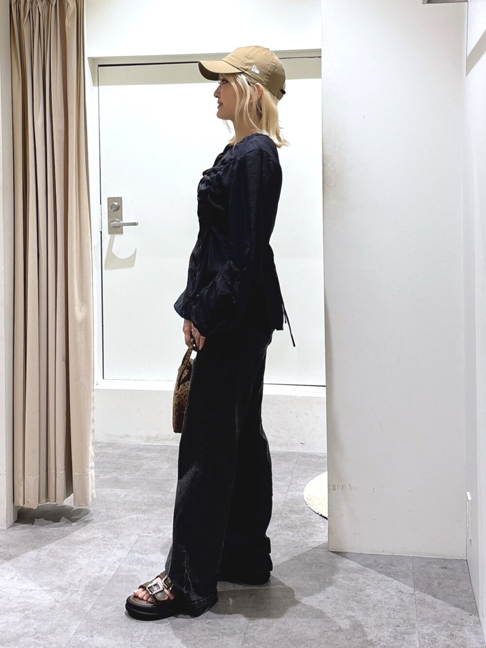 ブルー系のシャツ/ブラウス、ブラック系のデニムパンツ、ブラウン系のサンダルを着用したレディースの春コーディネートの4枚目の写真