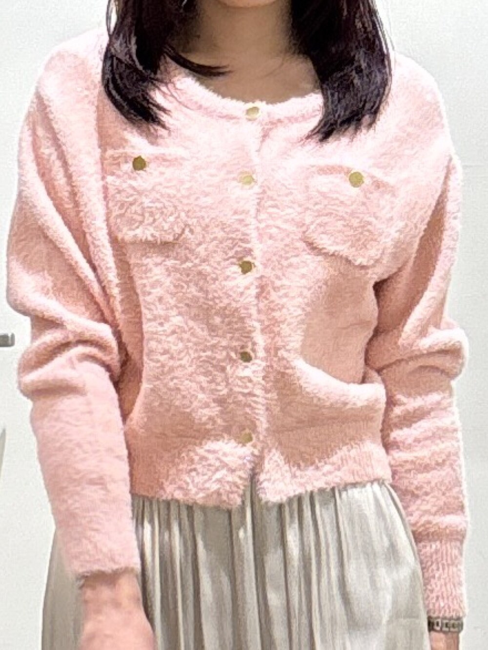 ホワイト系のスカート、ホワイト系のトートバッグ、ピンク系のニット/セーターを着用したレディースの冬コーディネートの2枚目の写真