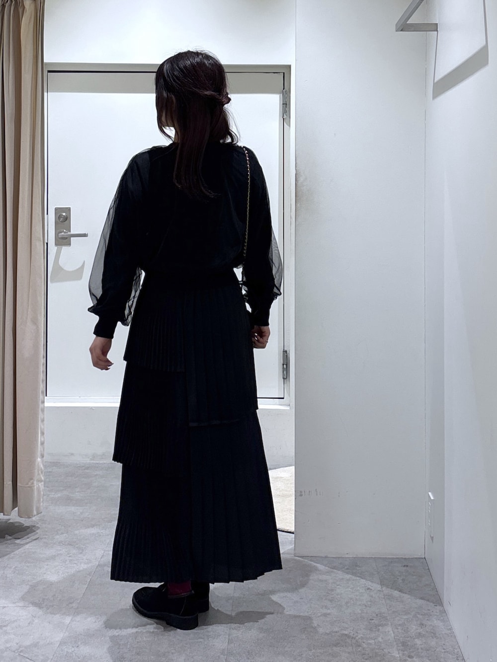 ブラック系のスカート、ブラック系のニット/セーターを着用したレディースの冬コーディネートの4枚目の写真